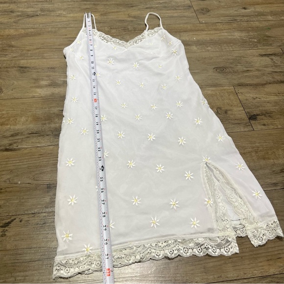 MOTEL Rocks Daisy Bodycon Dress in White Daisy Embroidered Mini Size M - Picture 10 of 12